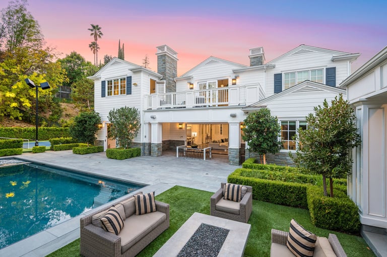 Piscina frente a casa blanca en California