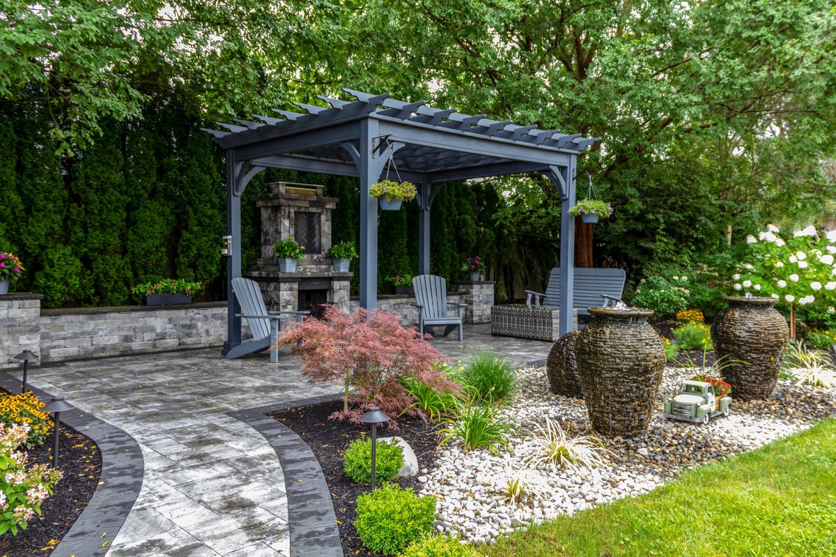 Terraza con pérgola y firepit