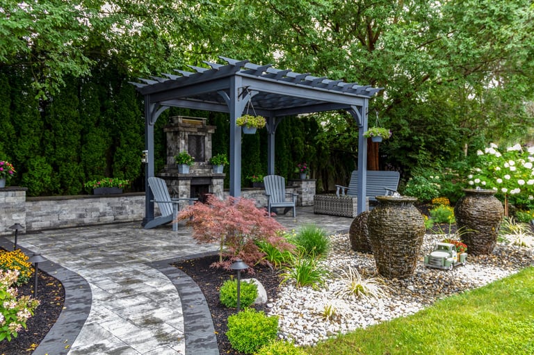 Pérgola gris con chimenea y fuentes