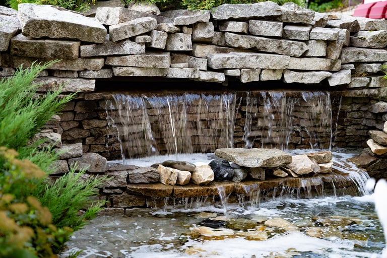 Cascada ornamental en jardín