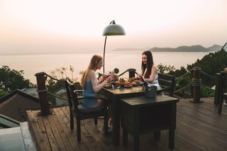 Cena romántica al atardecer