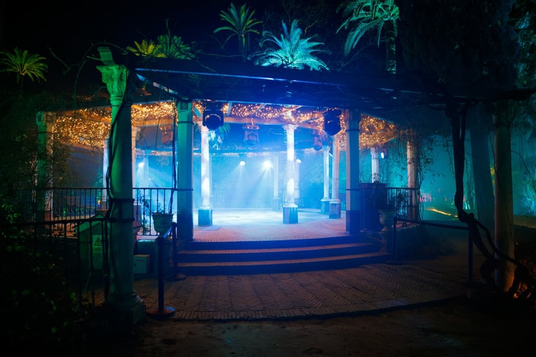 Terraza MOAG iluminada con luces cálidas